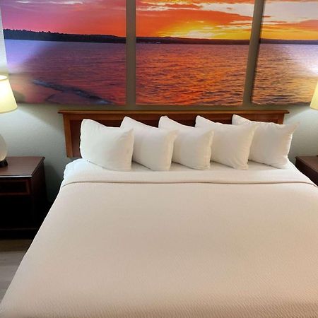 Days Inn & Suites By Wyndham Stevens Point Buitenkant foto