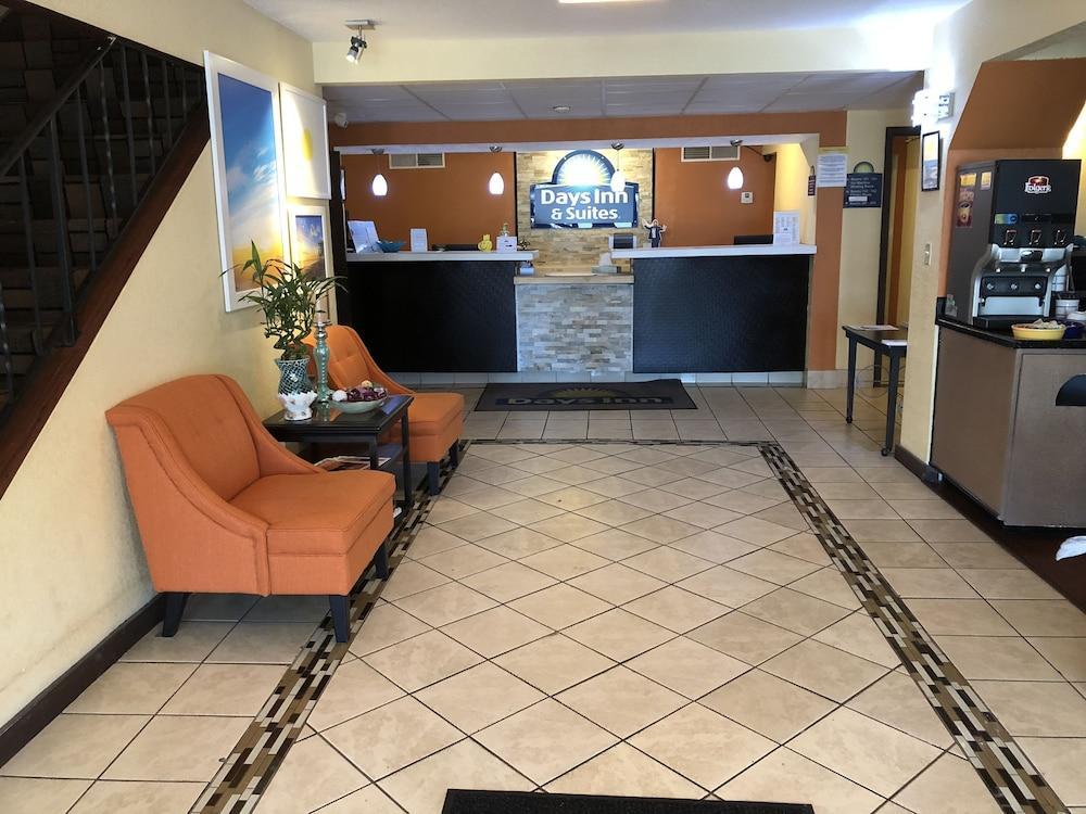 Days Inn & Suites By Wyndham Stevens Point Buitenkant foto