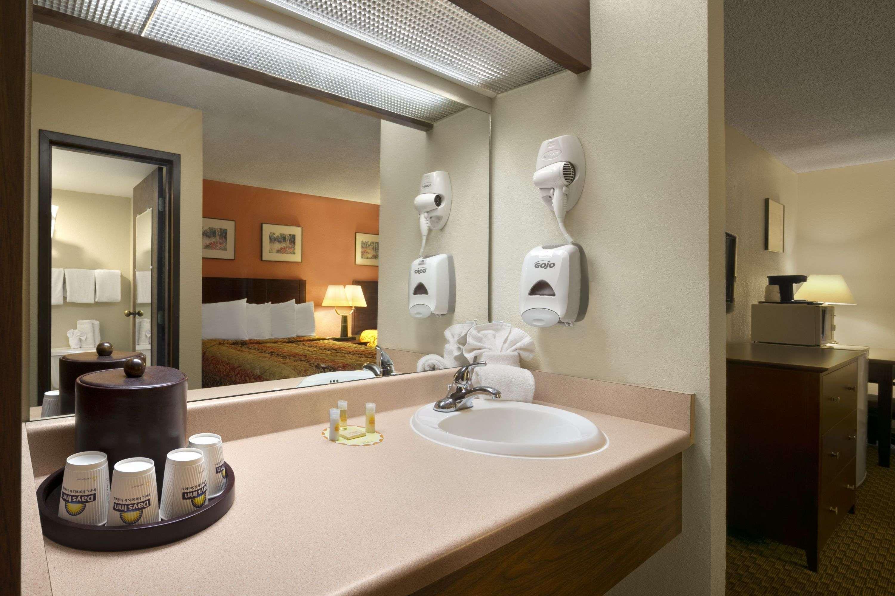 Days Inn & Suites By Wyndham Stevens Point Buitenkant foto