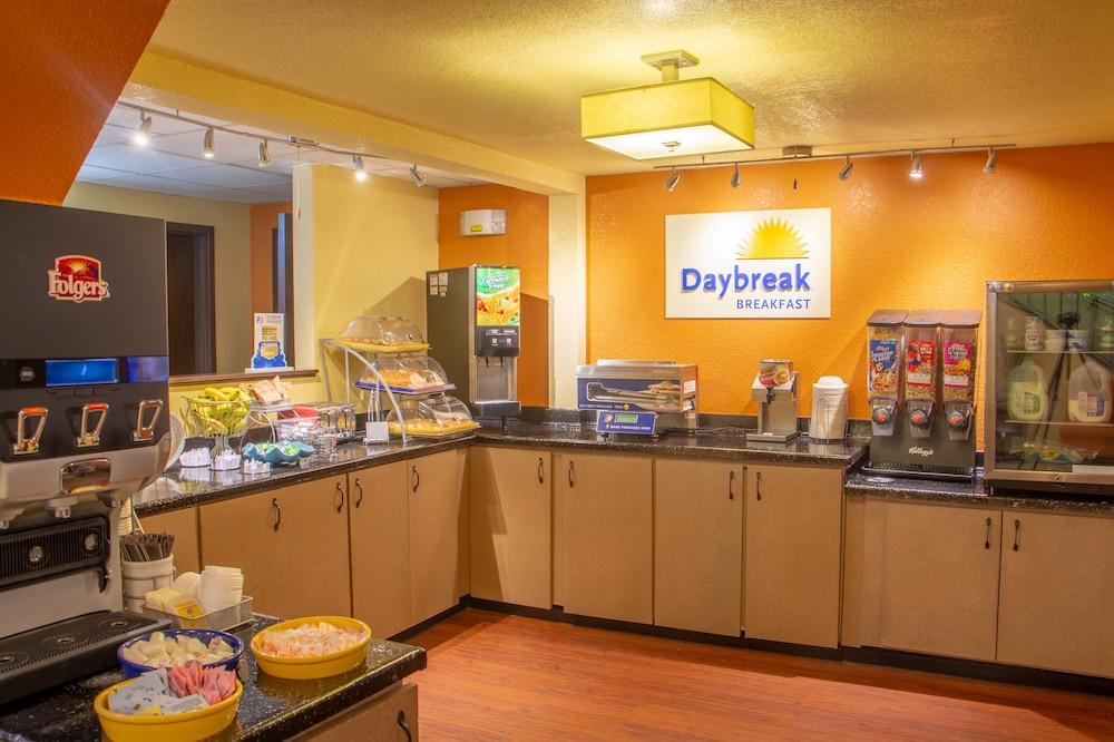 Days Inn & Suites By Wyndham Stevens Point Buitenkant foto