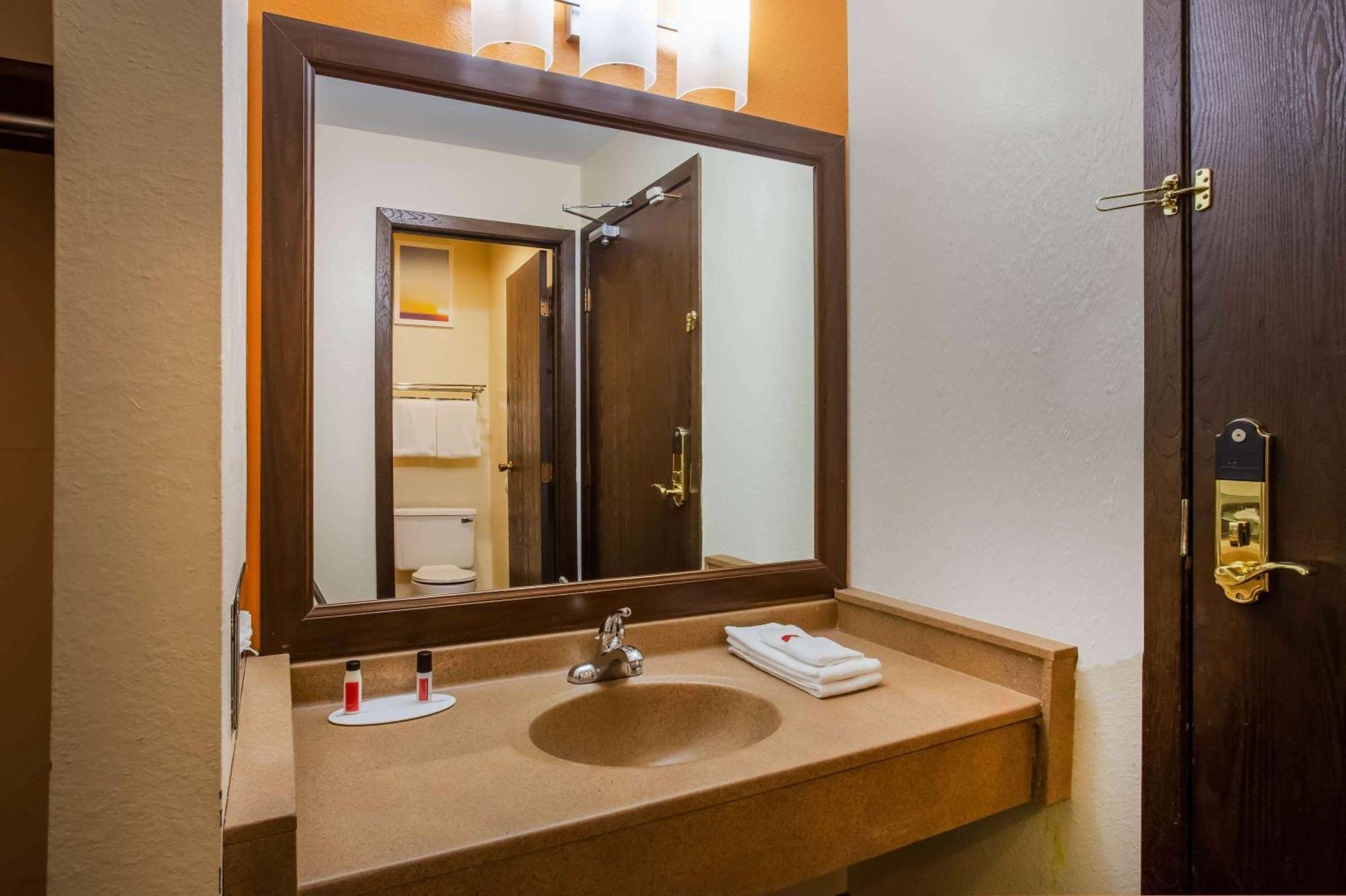 Days Inn & Suites By Wyndham Stevens Point Buitenkant foto