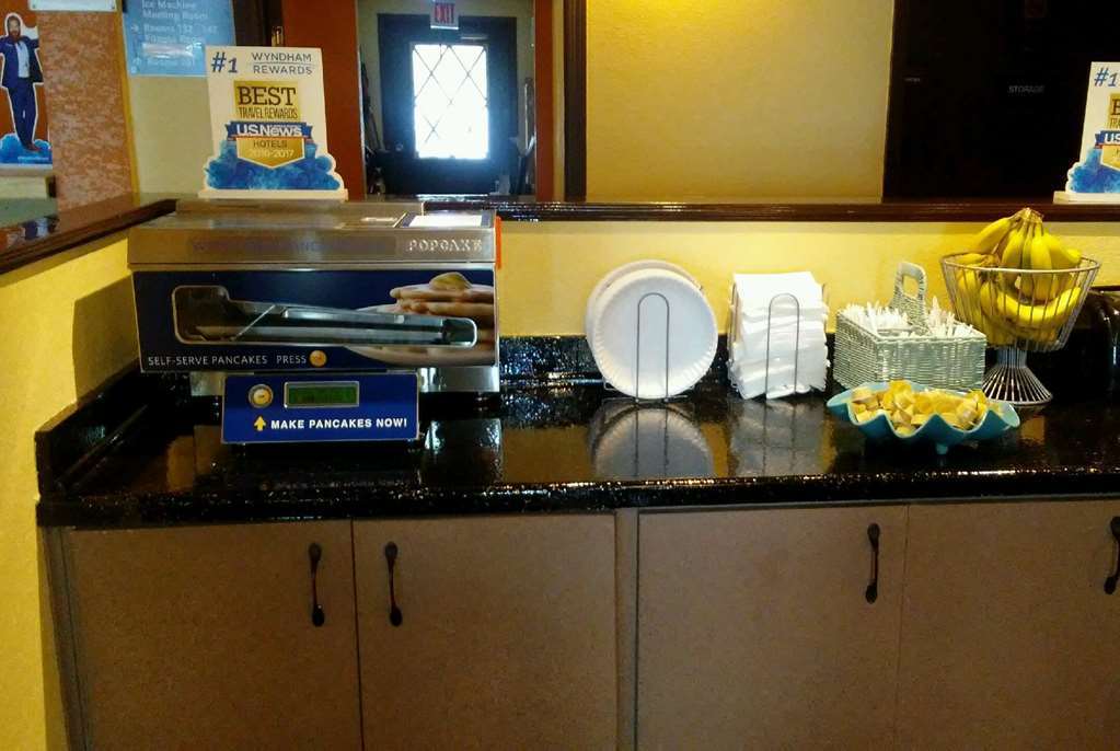 Days Inn & Suites By Wyndham Stevens Point Restaurant foto