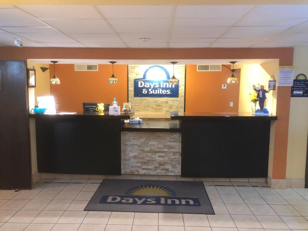 Days Inn & Suites By Wyndham Stevens Point Buitenkant foto